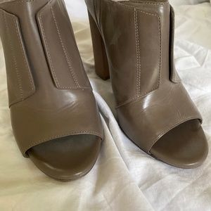 Pour La Victoire Eva mule Heels size 8M